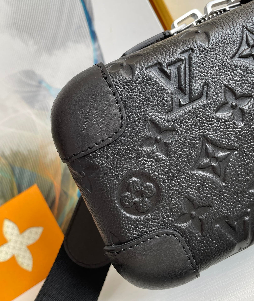 Louis Vuitton Horizon Clutch Taurillon Monogram Black For Men, Bags, Shoulder And Crossbody Bags 8.3in/21cm Louis Vuitton M20439