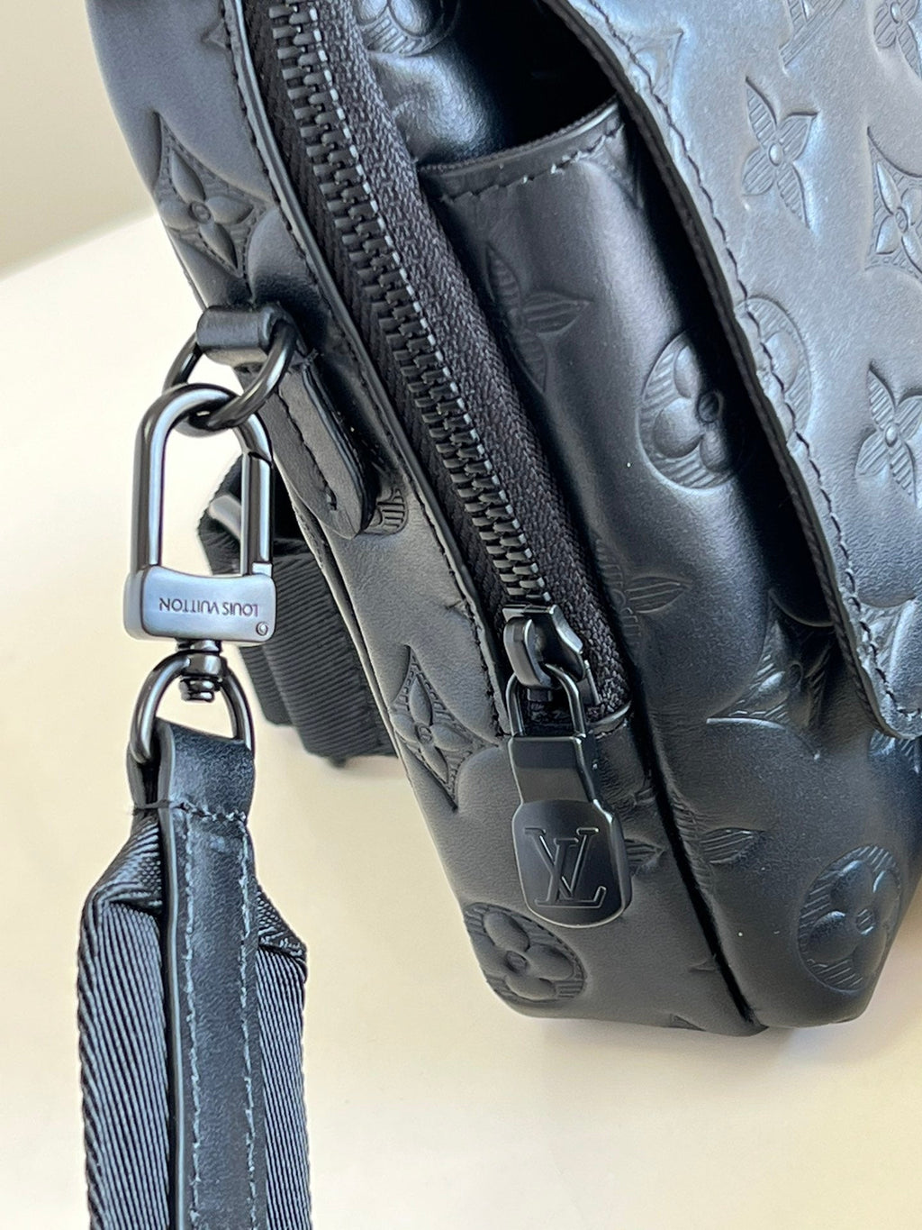 Louis Vuitton GlamIap Double Phone Pouch Monogram Black For Men, Bags, Crossbody Bags 7.1in/18cm Louis Vuitton M81005