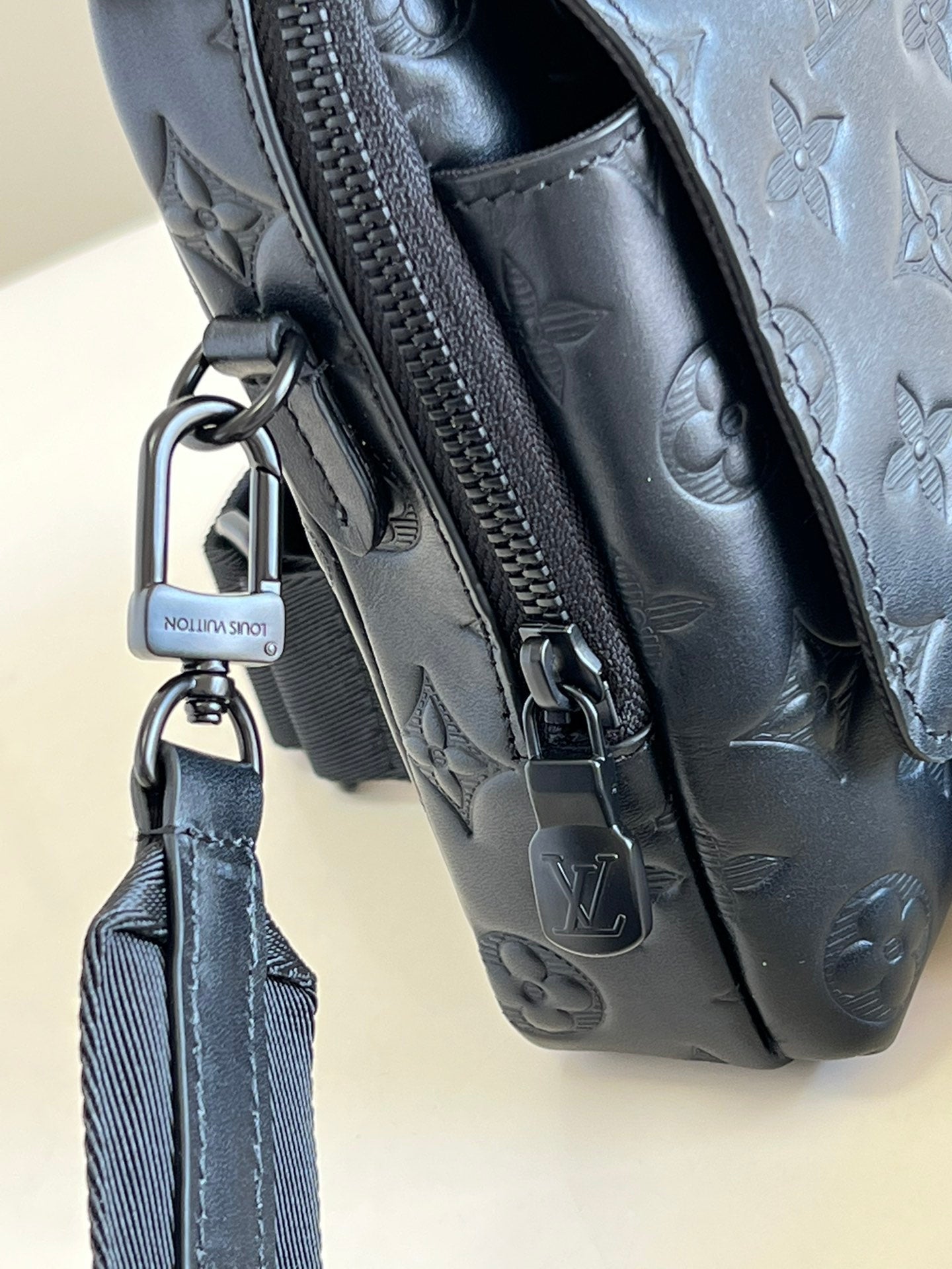 Louis Vuitton GlamIap Double Phone Pouch Monogram Black For Men, Bags, Crossbody Bags 7.1in/18cm Louis Vuitton M81005