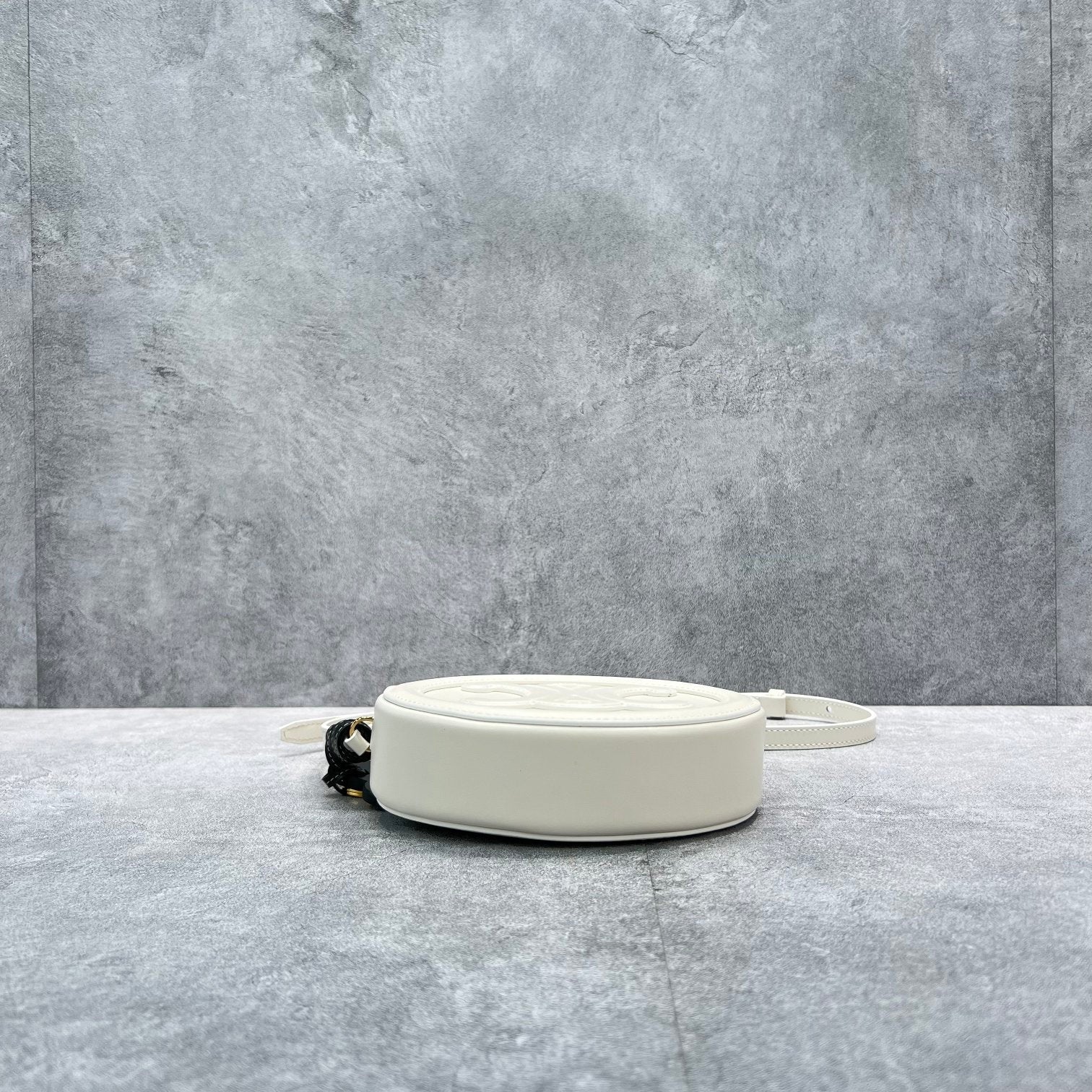 Crossbody Oval Purse Cuir Triomphe White For Women 6in/16cm