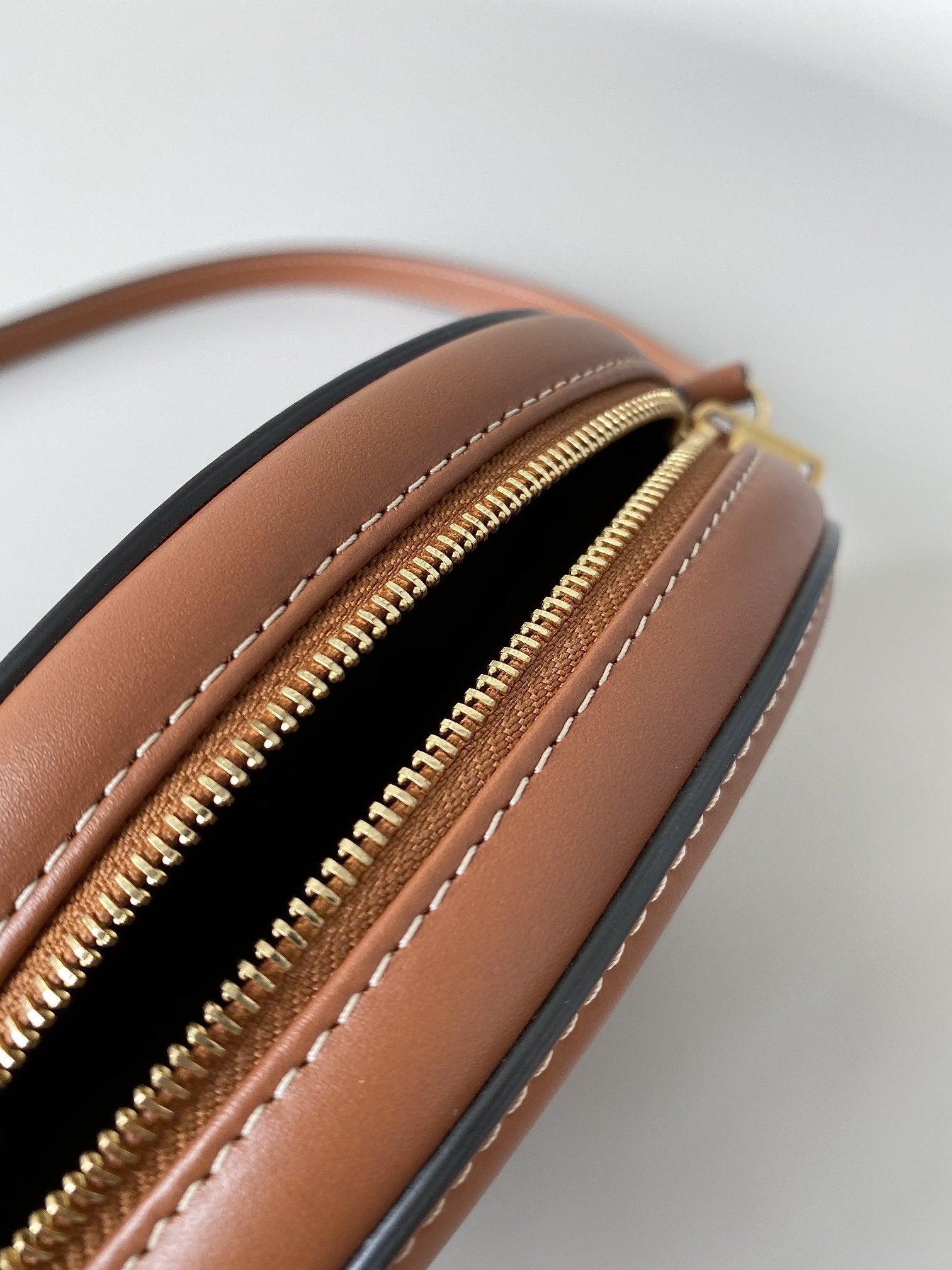 Crossbody Oval Purse Cuir Triomphe Brown For Women 6in/16cm 10I703DPQ.04LU