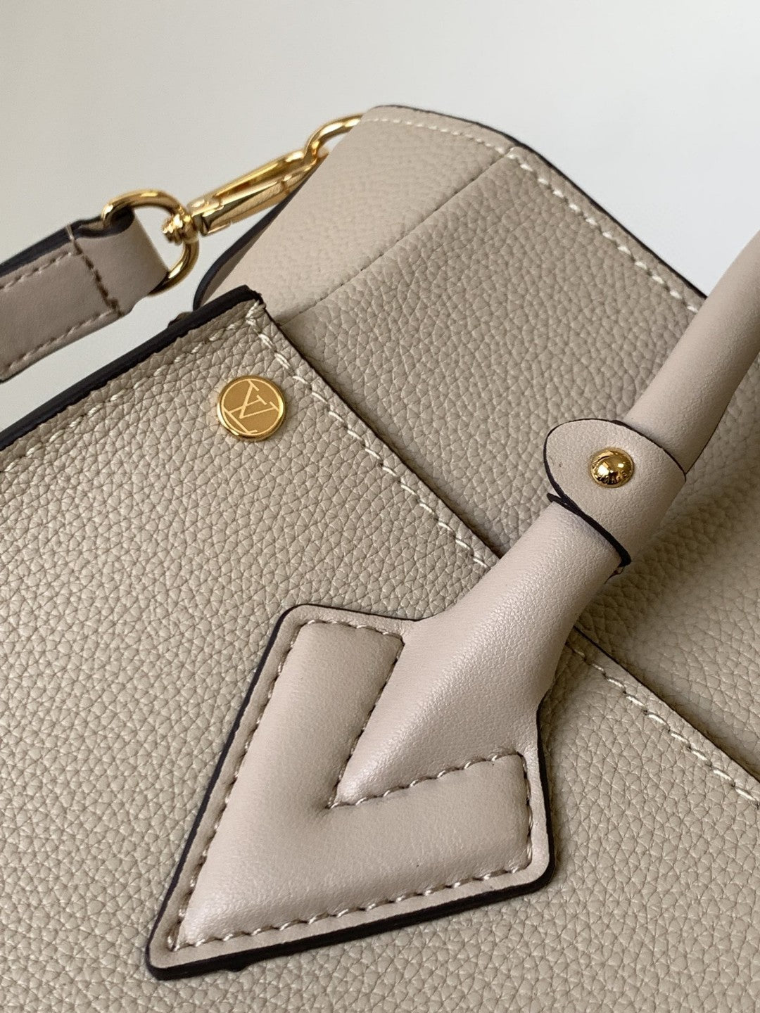 Louis Vuitton On My Side MM Tote Bag Monogram Canvas Greige For Women,  Shoulder Bags 12in/31cm Louis Vuitton M58485