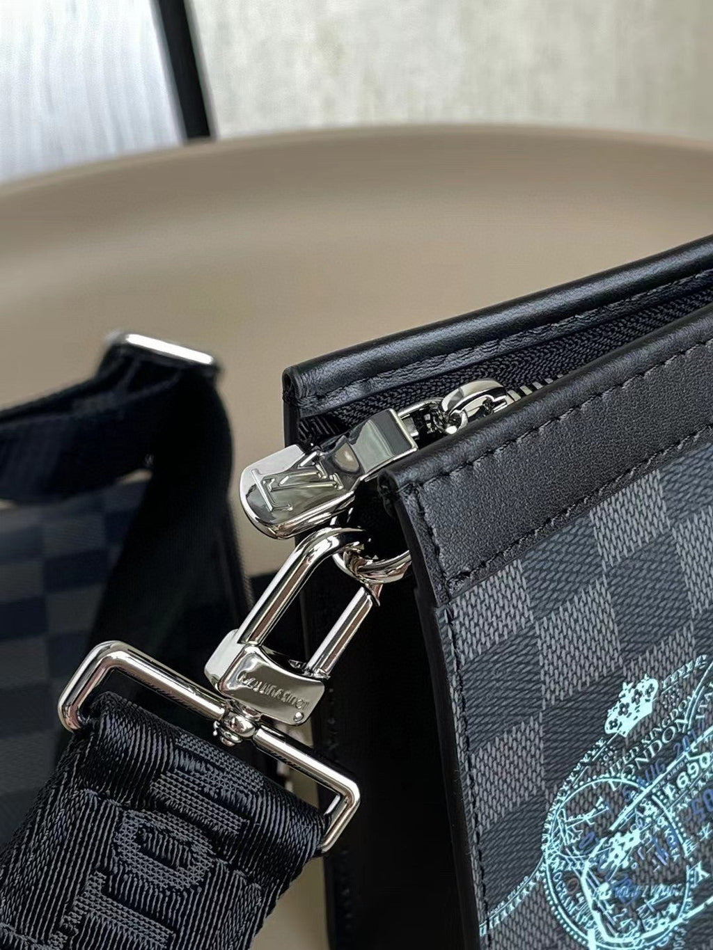 Louis Vuitton Gaston Wearable Wallet Damier Graphite For Men, Bags, Shoulder And Crossbody Bags 8.7in/22cm Louis Vuitton N64608