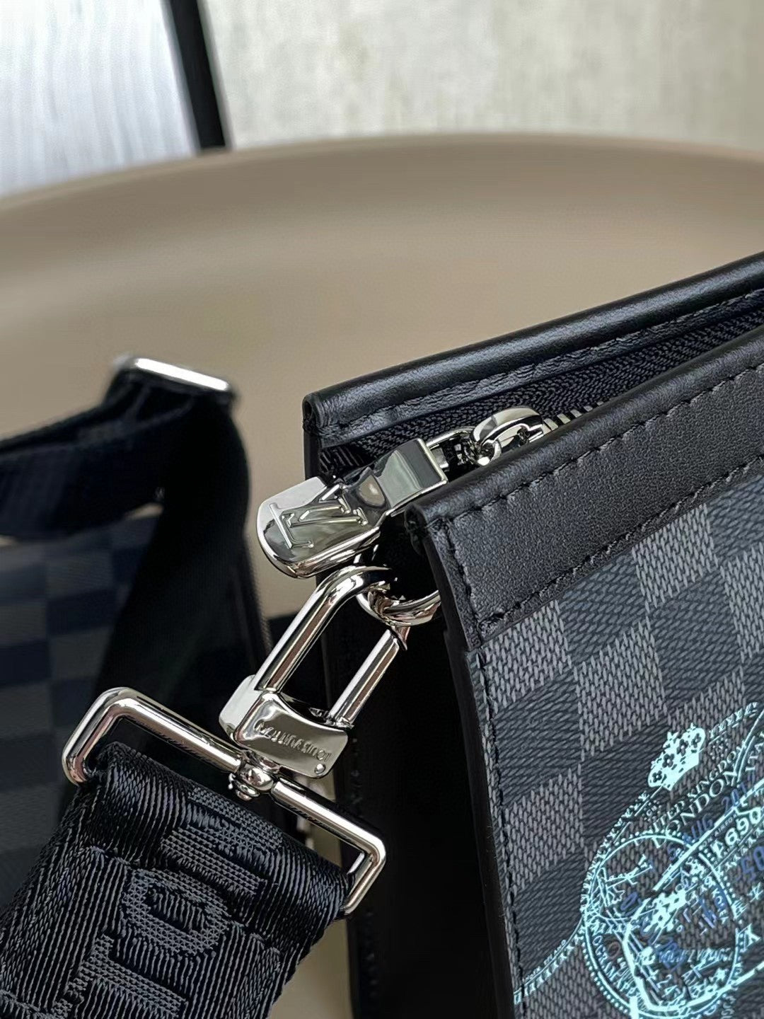 Louis Vuitton Gaston Wearable Wallet Damier Graphite For Men, Bags, Shoulder And Crossbody Bags 8.7in/22cm Louis Vuitton N64608
