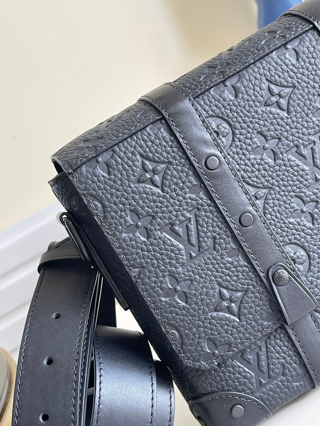 Louis Vuitton Trunk Messenger Taurillon Monogram Black For Men, Bags, Shoulder And Crossbody Bags 9.4in/21cm Louis Vuitton M57726