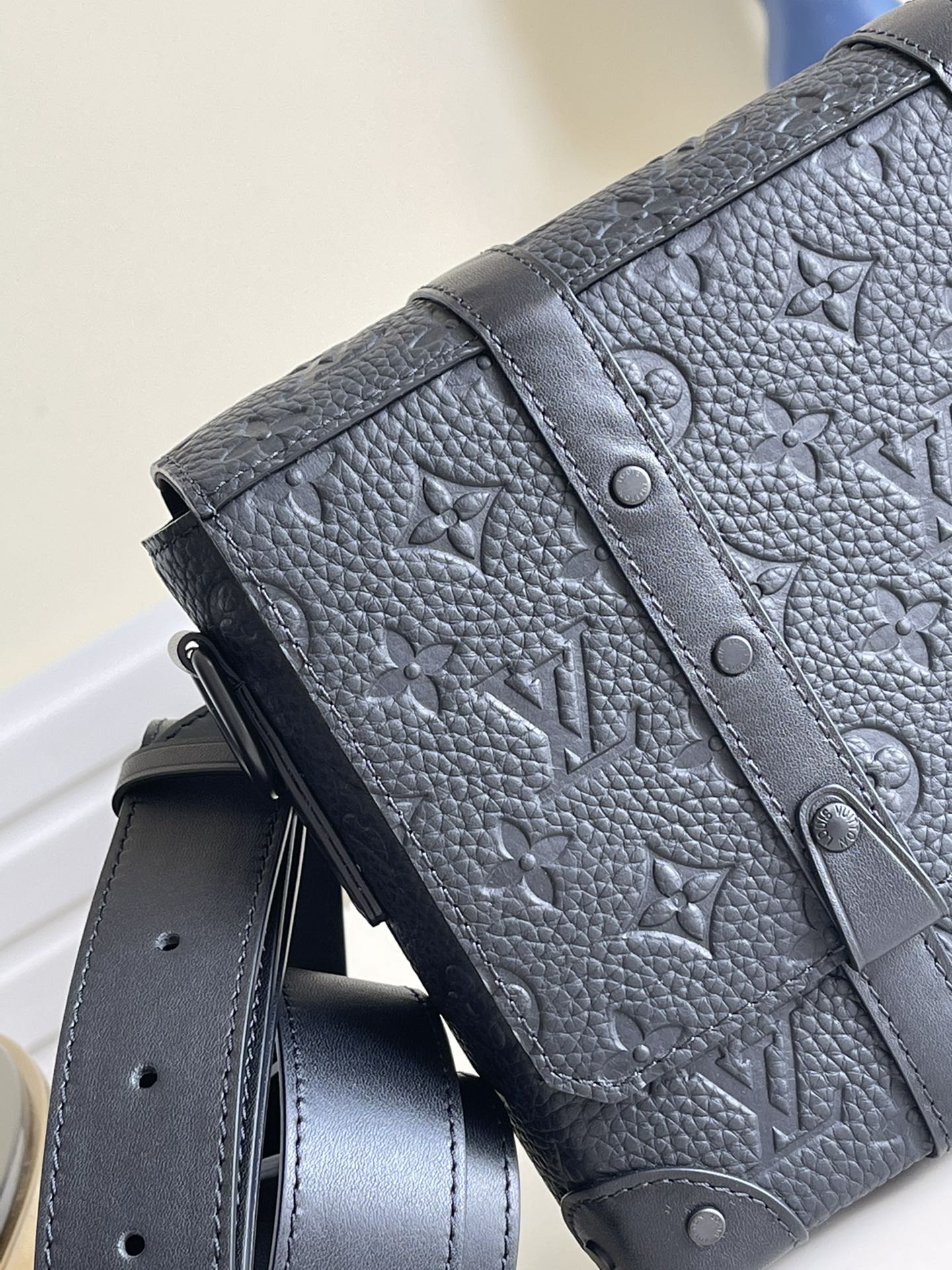 Louis Vuitton Trunk Messenger Taurillon Monogram Black For Men, Bags, Shoulder And Crossbody Bags 9.4in/21cm Louis Vuitton M57726