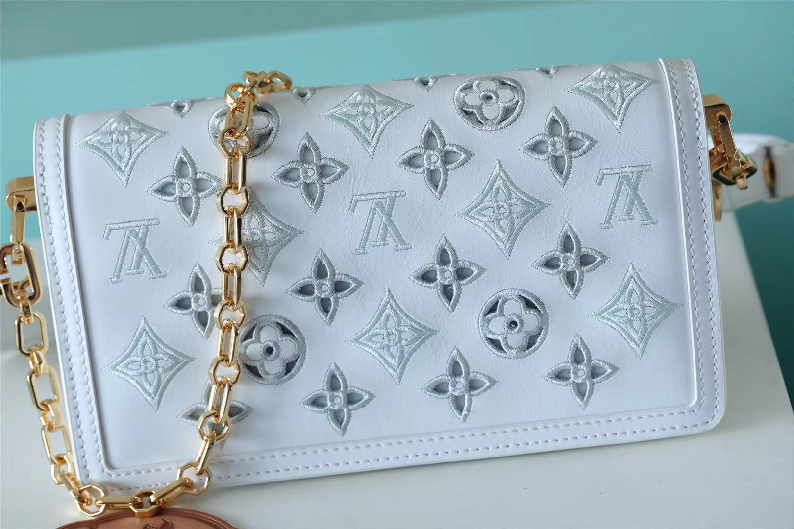 Louis Vuitton Dauphine East West Monogram White For Women,  Shoulder and Crossbody Bags 9.6in/24.5cm Louis Vuitton M20739