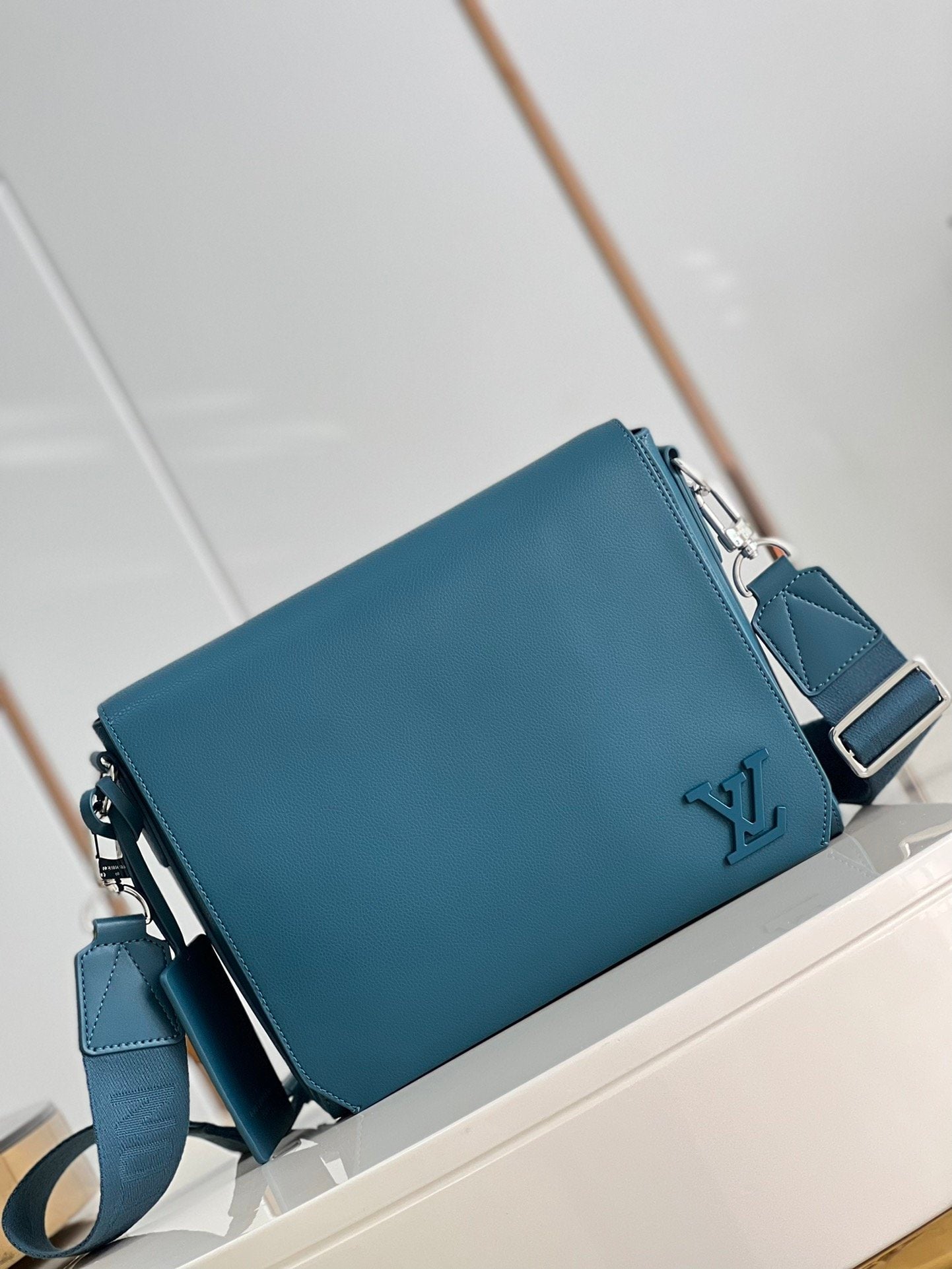 Louis Vuitton Messenger Grain Blue For Men, Bags, Shoulder And Crossbody Bags 11in/28cm Louis Vuitton M59327