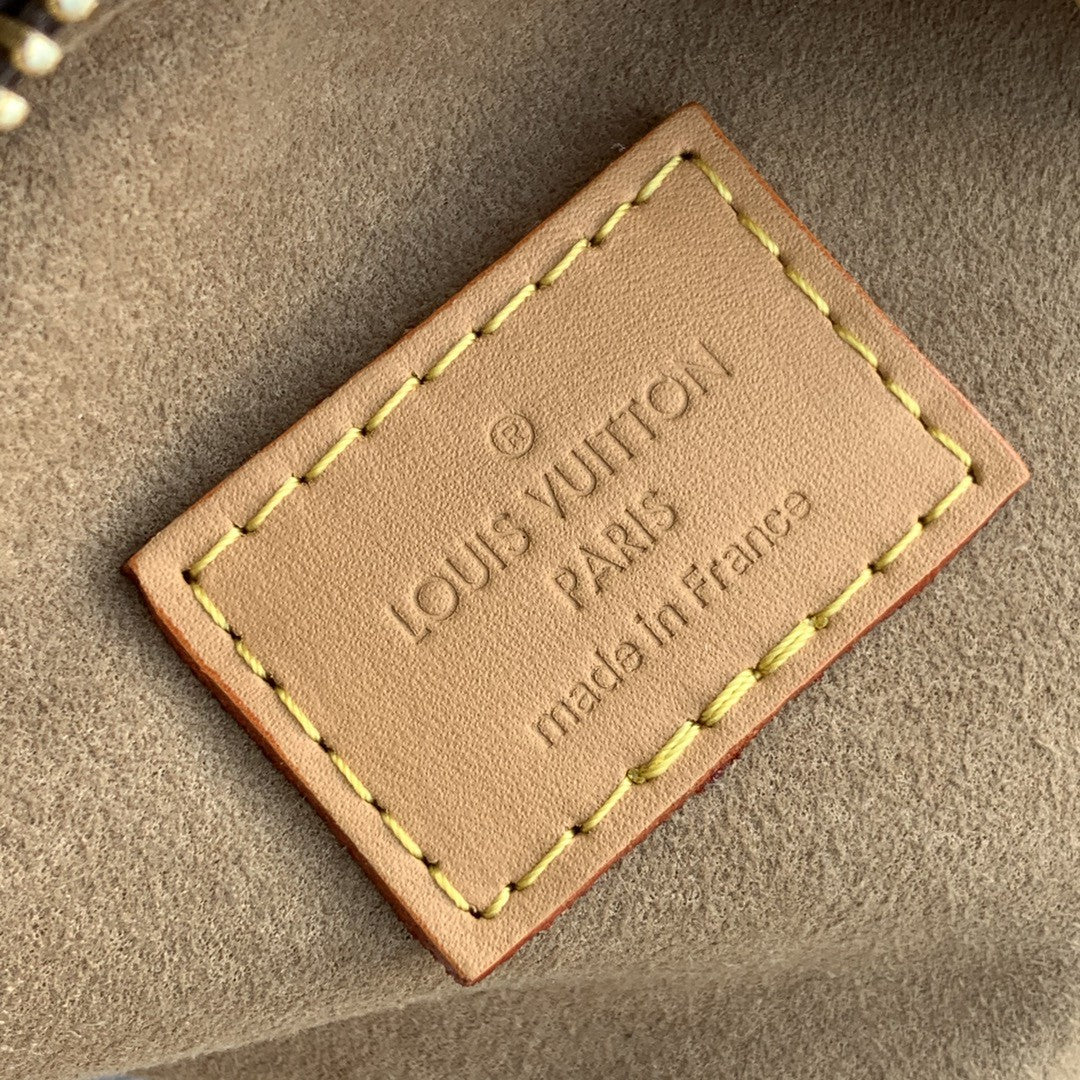 Louis Vuitton Loop Monogram Canvas By Nicolas Ghesquiere For The Cruise Collection,  Shoulder And Crossbody Bags 9.1in/23cm Louis Vuitton M81098