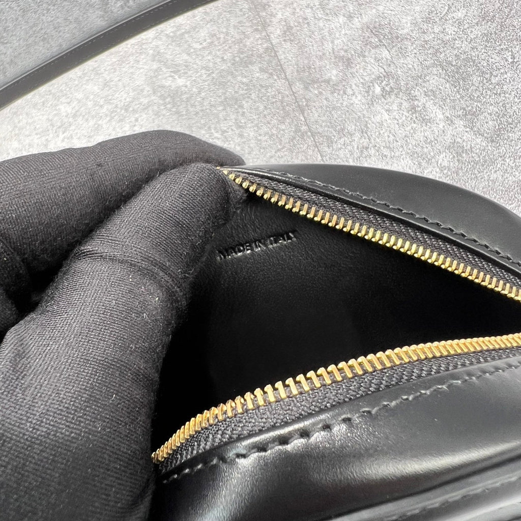 Crossbody Oval Purse Cuir Triomphe Black For Women 6in/16cm 10I703DPQ.38NO