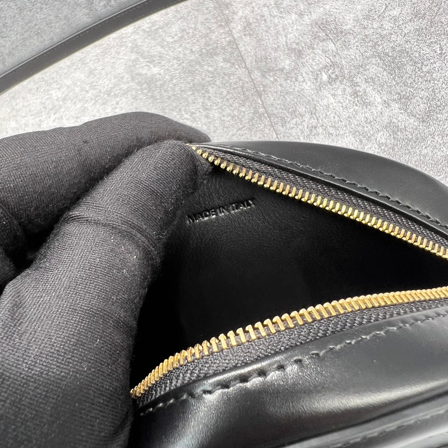 Crossbody Oval Purse Cuir Triomphe Black For Women 6in/16cm 10I703DPQ.38NO