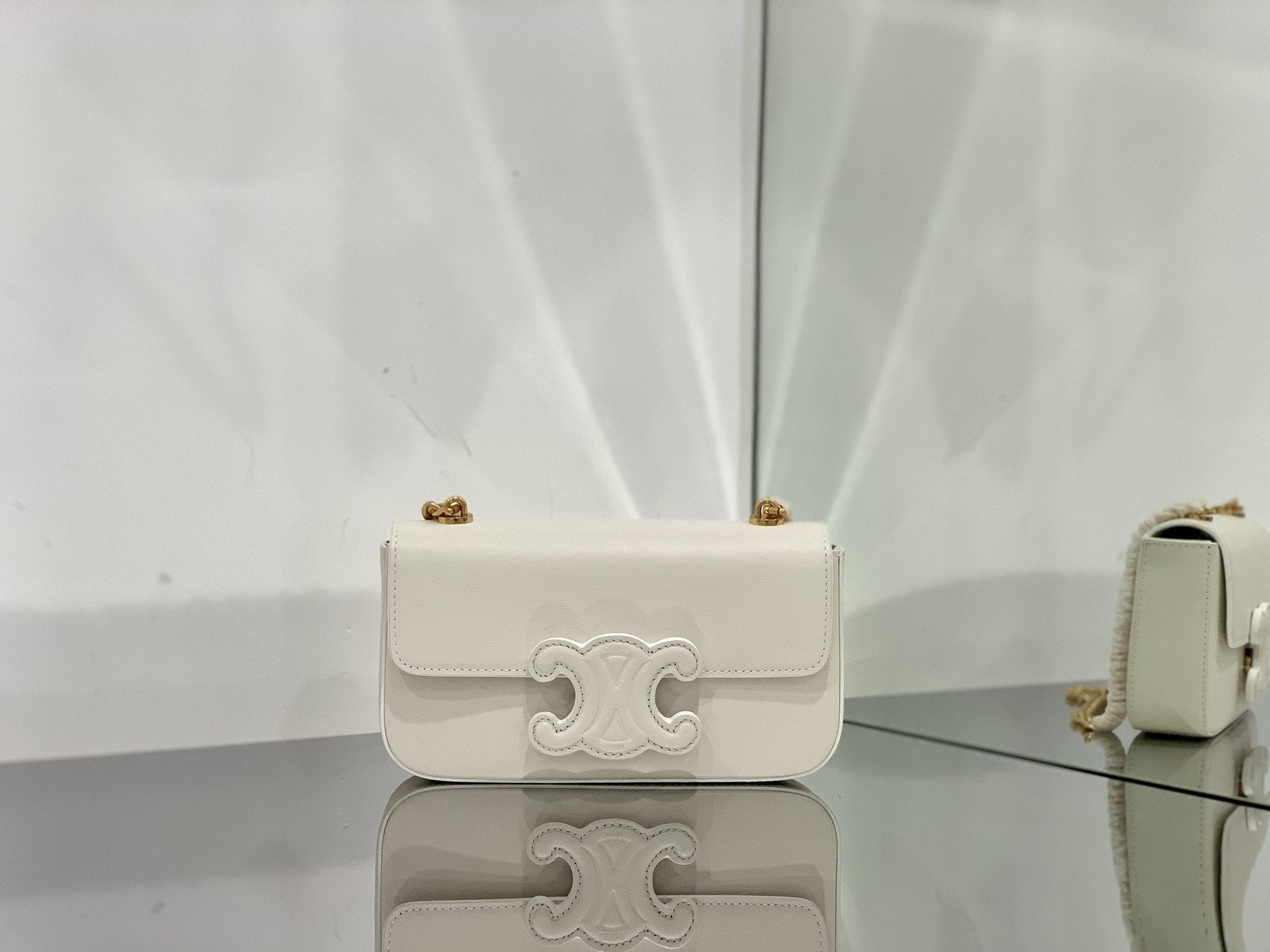Chain Shoulder Bag Cuir Triomphe White For Women 7.9in/20cm