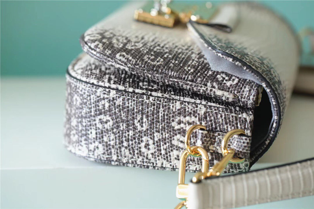 Louis Vuitton Swing Monogram SiLouis Vuittoner For Women,  Shoulder And Crossbody Bags 24cm/9.4in Louis VuittonÃƒâ€šÃ‚Â 