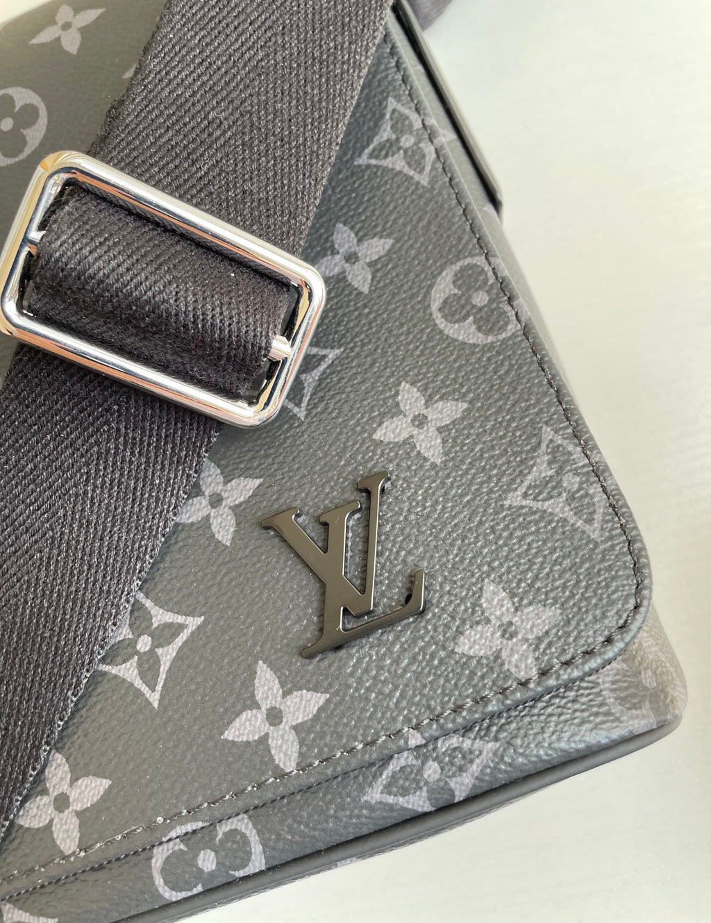 Louis Vuitton GLAMIstrict PM Monogram Eclipse Canvas For Men, Bags, Shoulder And Crossbody Bags 9.8in/25cm Louis Vuitton M44000