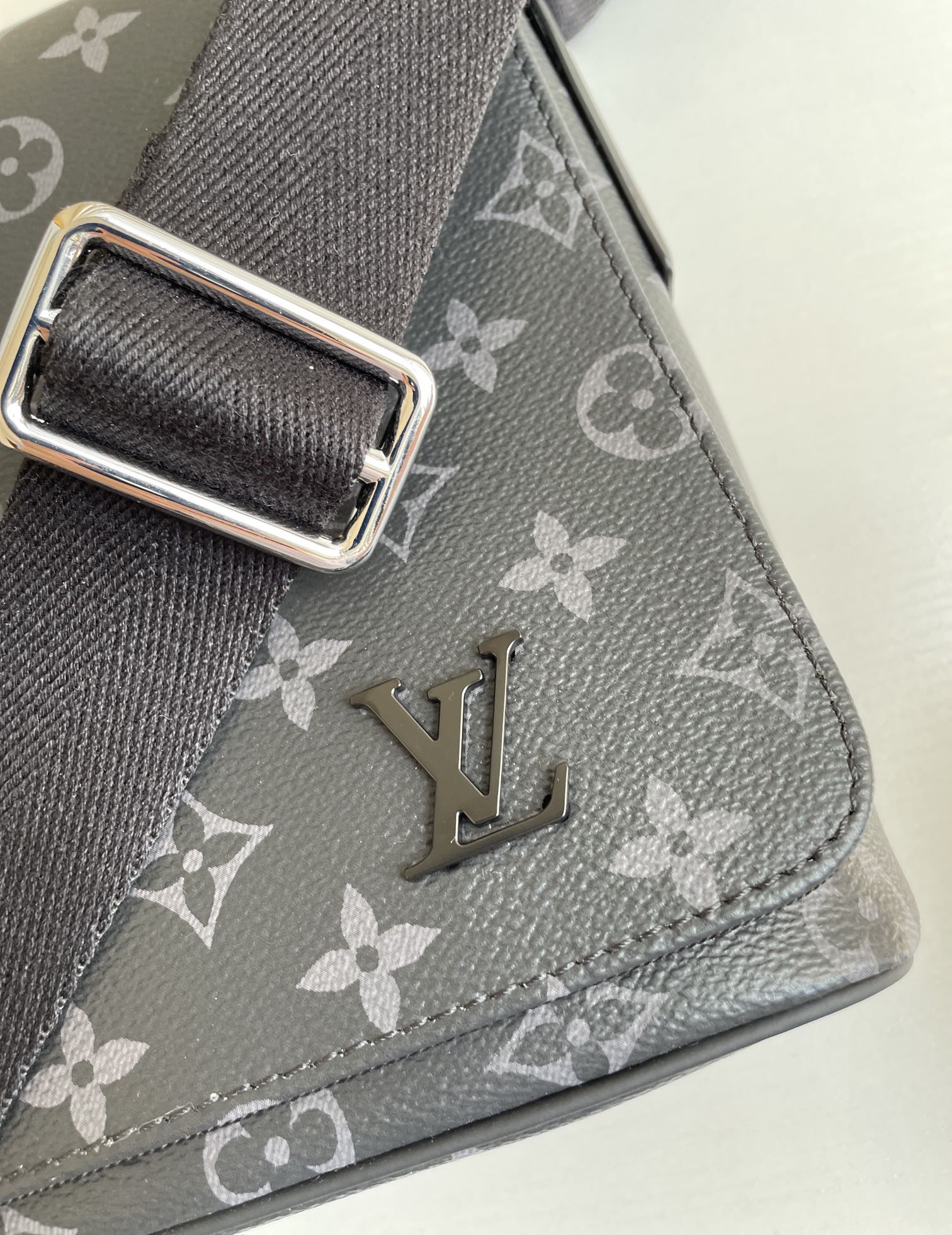 Louis Vuitton GLAMIstrict PM Monogram Eclipse Canvas For Men, Bags, Shoulder And Crossbody Bags 9.8in/25cm Louis Vuitton M44000