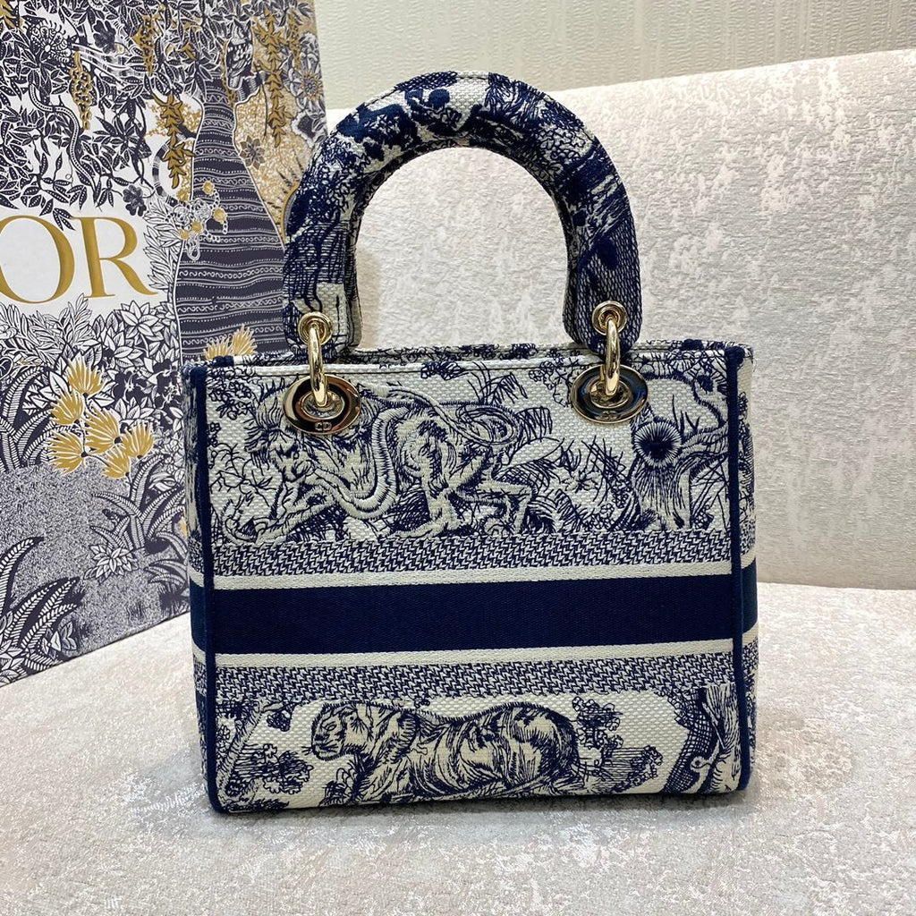 Dior MeDiorum Lady D-Lite Bag Blue Toile de Jouy Reverse Embroidery, Blue Handbags, Crossbody Bags, 24cm CD M0565ORGO_M928