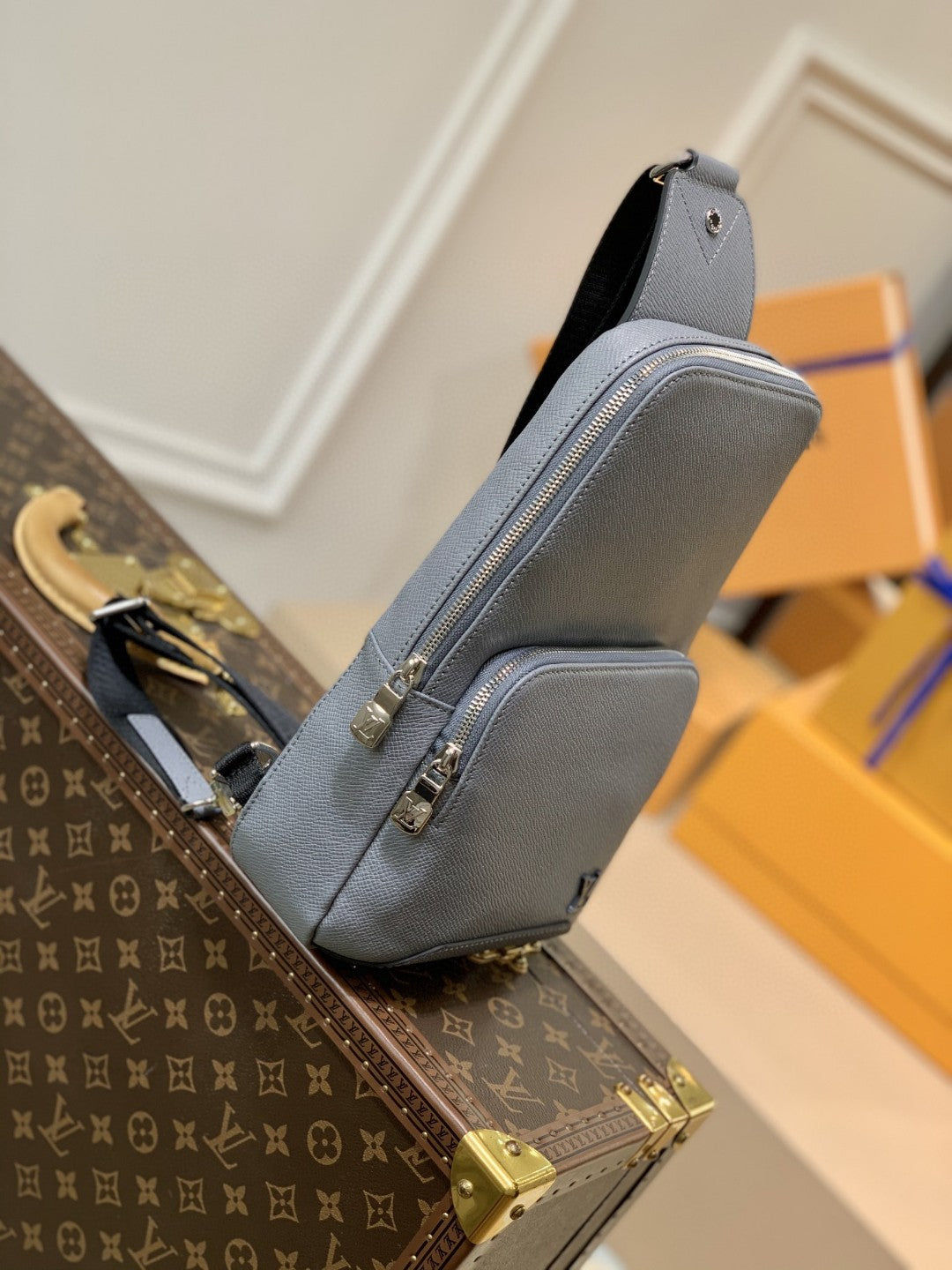 Louis Vuitton Avenue Sling Bag Taiga Grey For Men, Bags, Crossbody Bags 12.2in/31cm Louis Vuitton M30801
