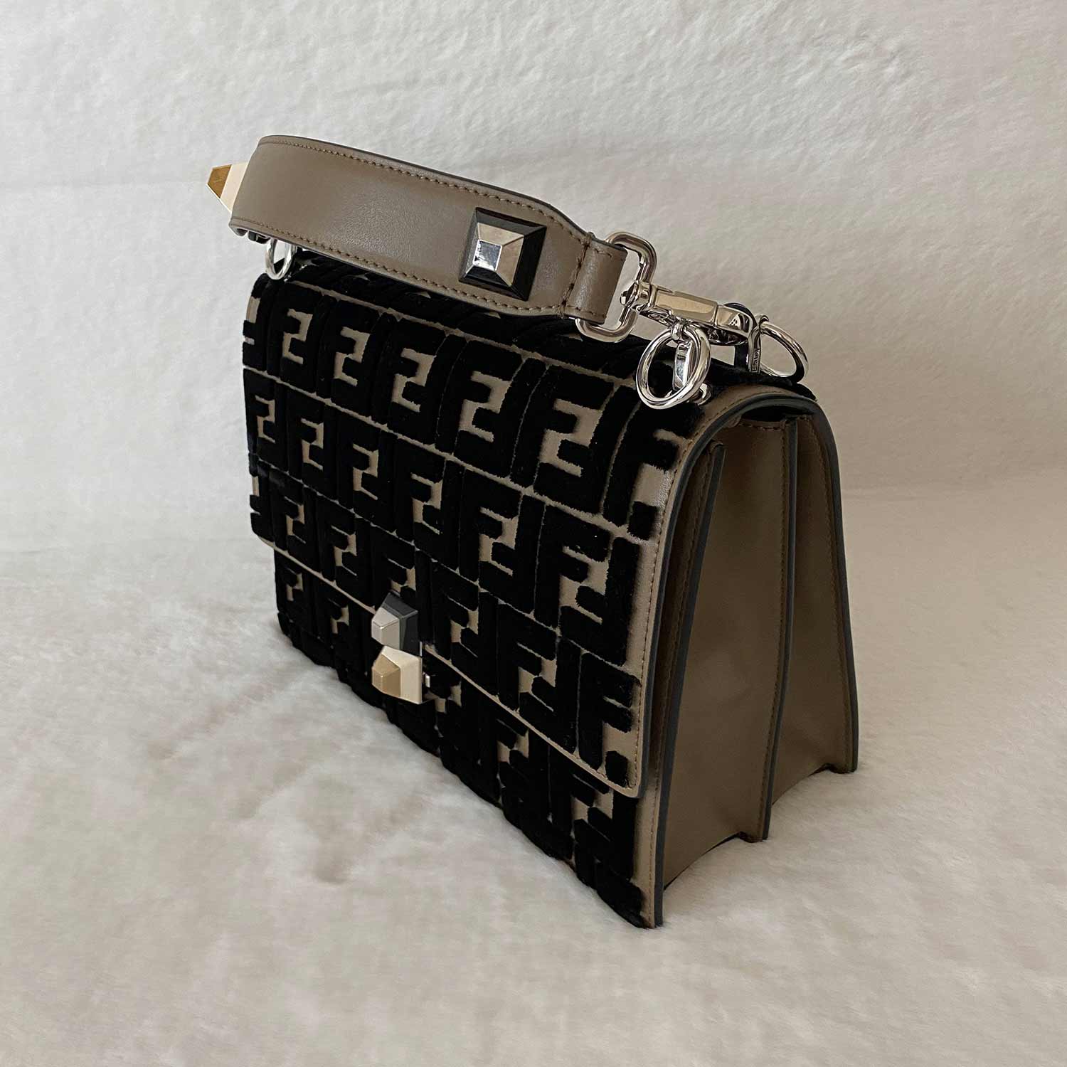 Fendi Kan I Zucca VeLouis Vuittonet Medium Shoulder Bag