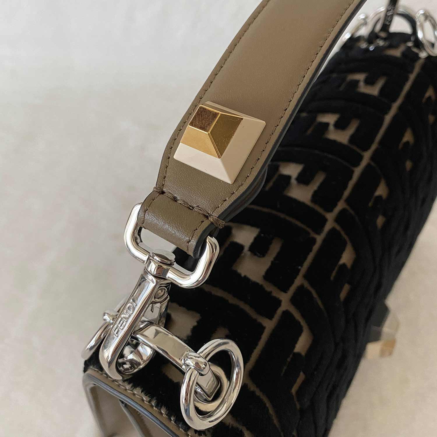 Fendi Kan I Zucca VeLouis Vuittonet Medium Shoulder Bag