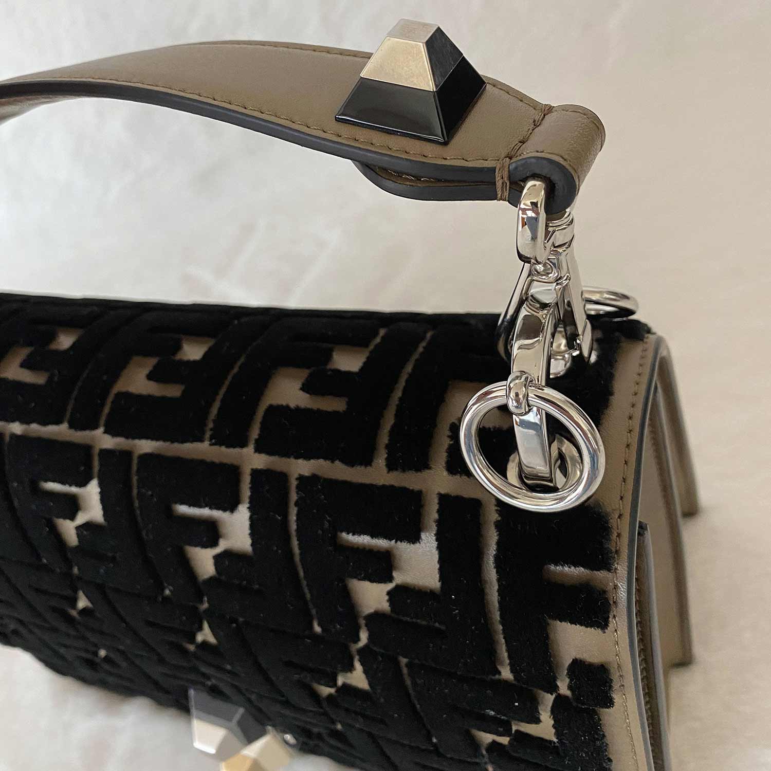 Fendi Kan I Zucca VeLouis Vuittonet Medium Shoulder Bag