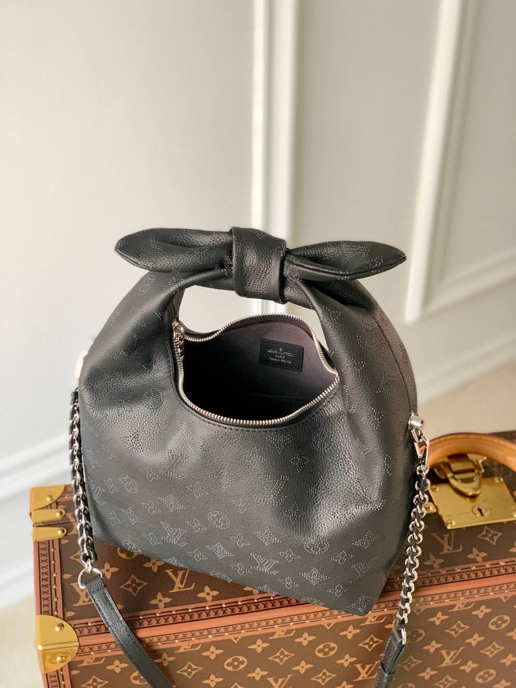 M20703 Why Knot PM Monogram black 28cm