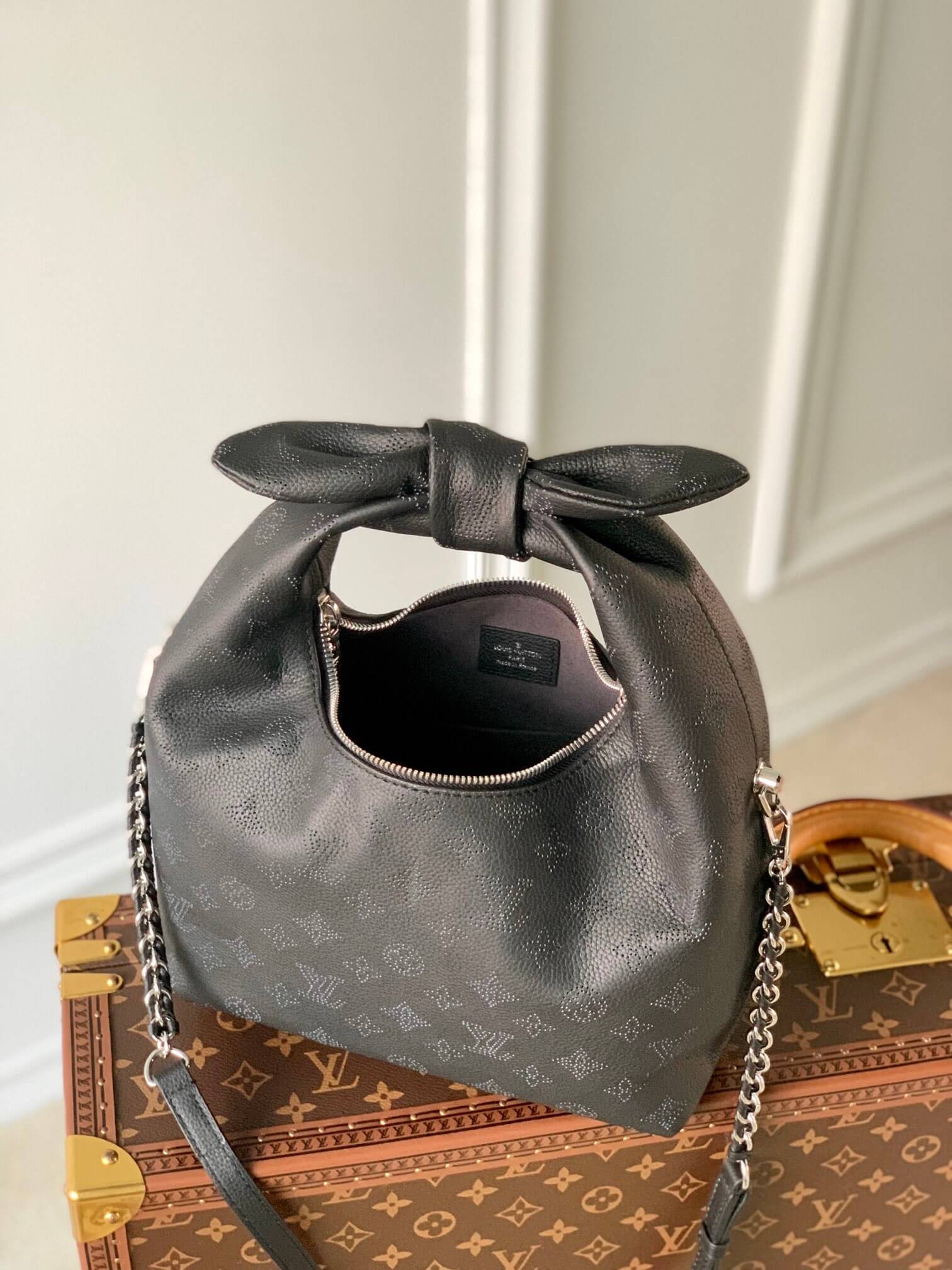 M20703 Why Knot PM Monogram black 28cm