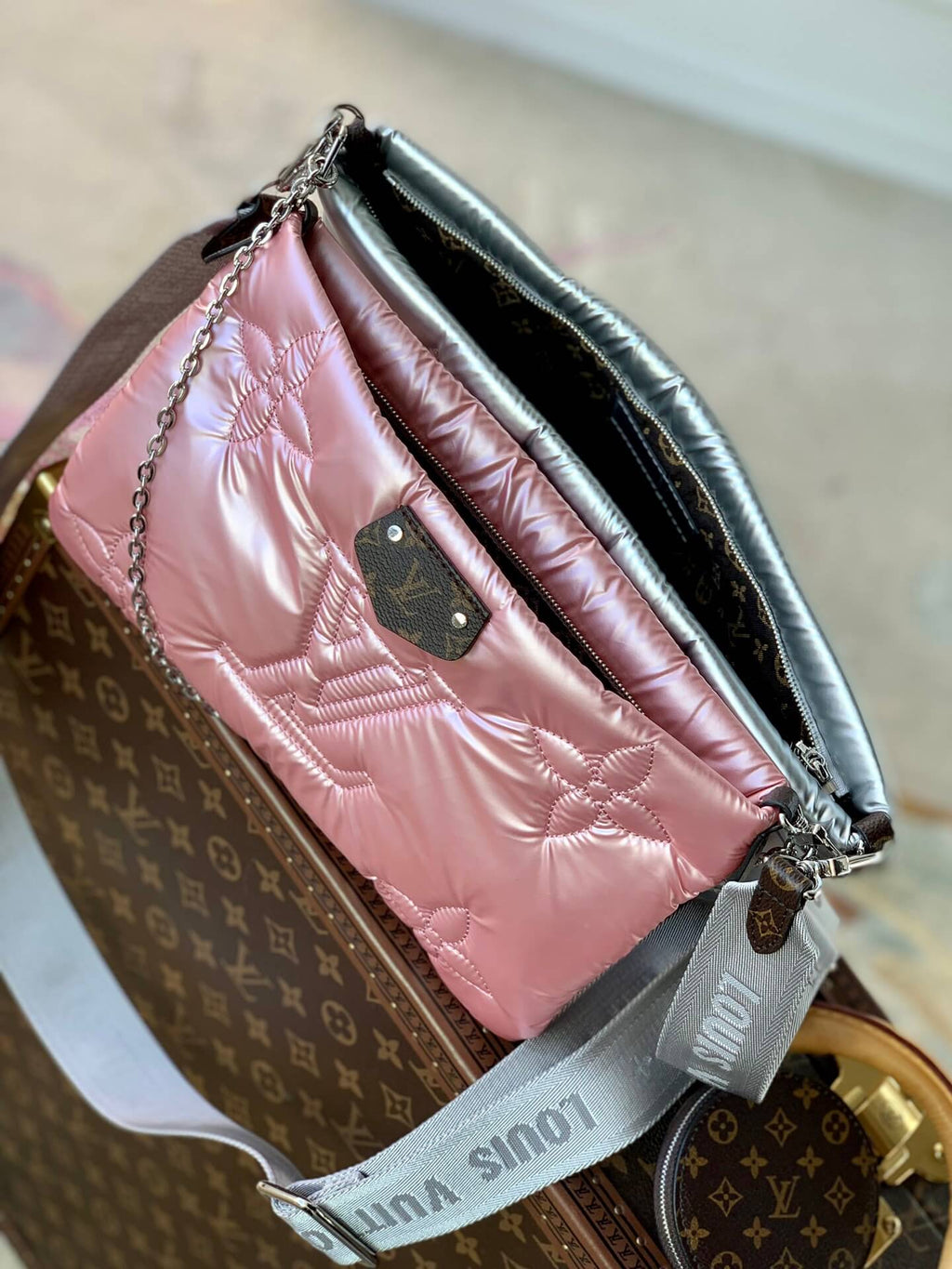 M21056 MAXI MULTI POCHETTE ACCESSOIRES 34CM Pillow Silver / Pale Pink