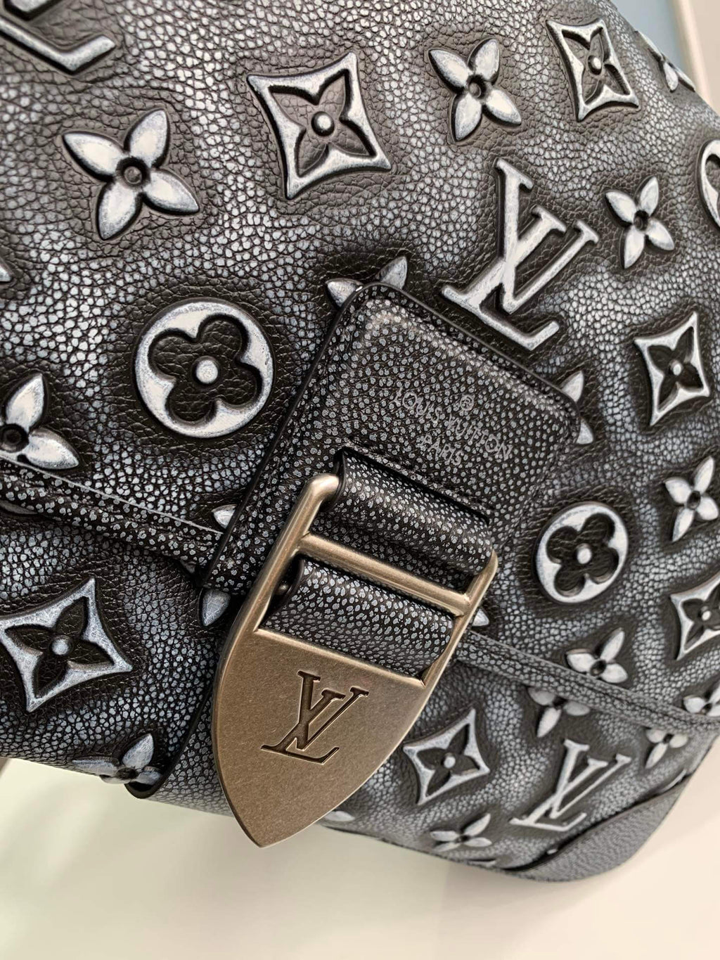 M21358 ARCHY MESSENGER MM Monogram 35CM grey black