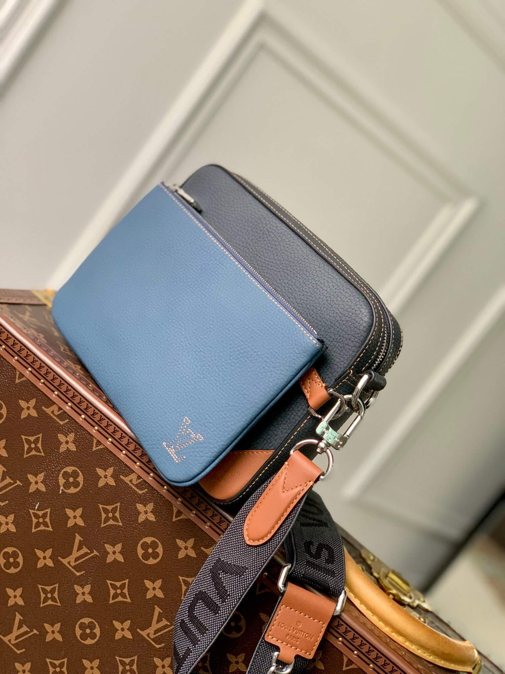 M21544 TRIO MESSENGER 25cm Sac Plat Denim Blue