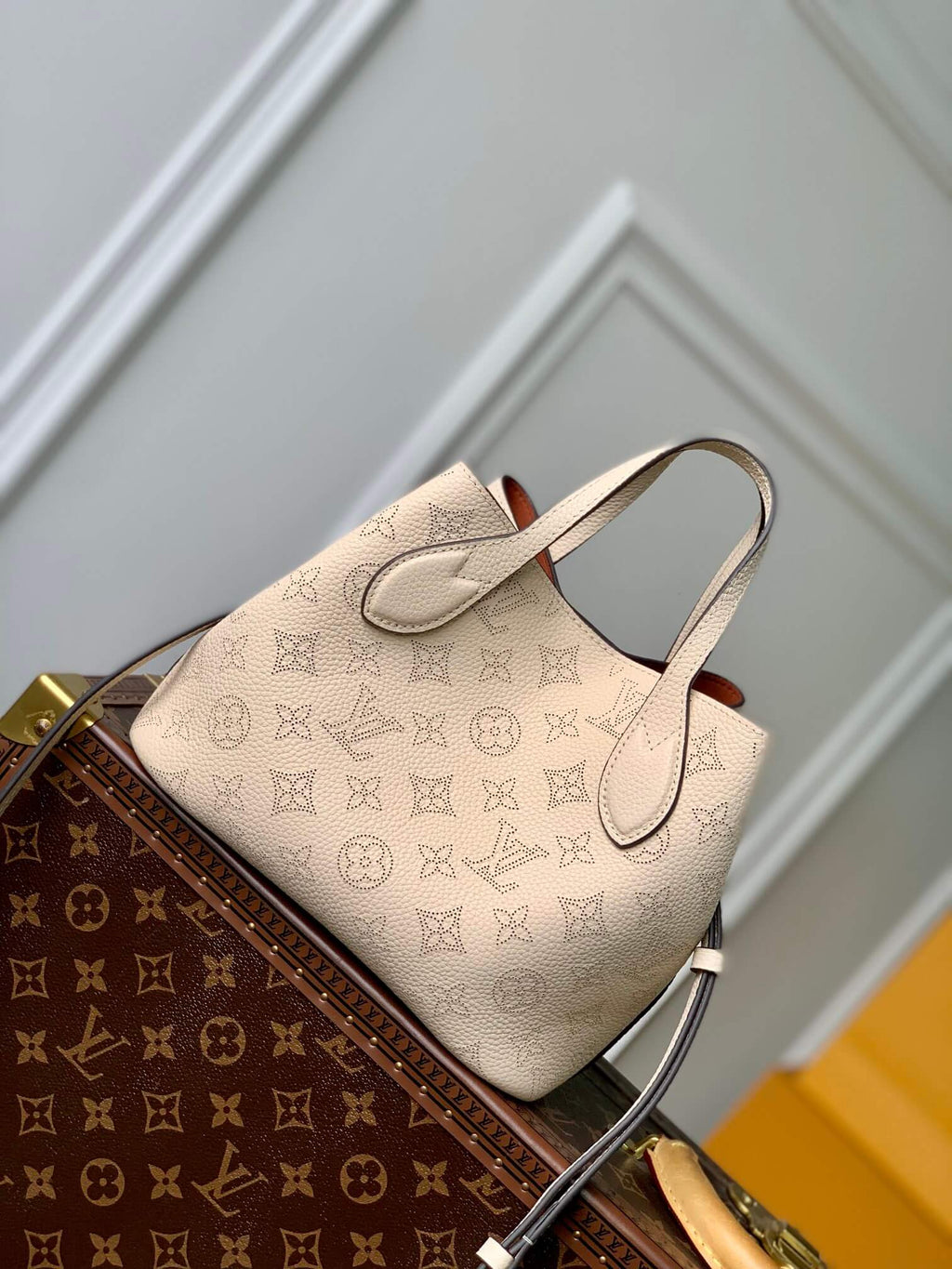 M21849 Blossom PM Handbag 20cm milk white