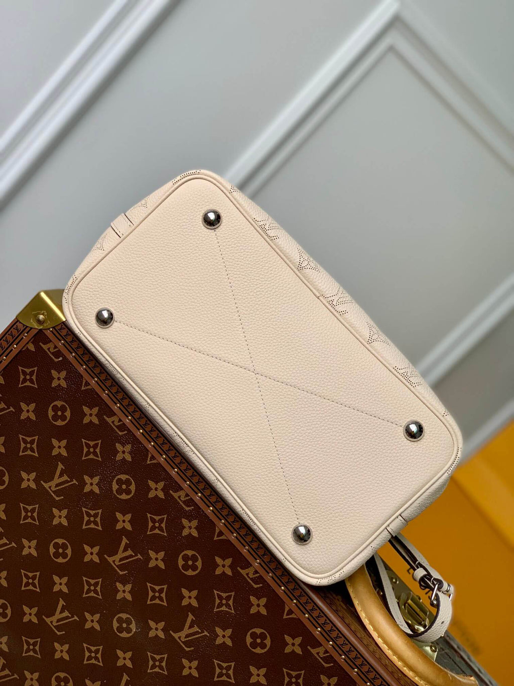 M21850 Blossom MM Handbag 30cm milk white neverfull