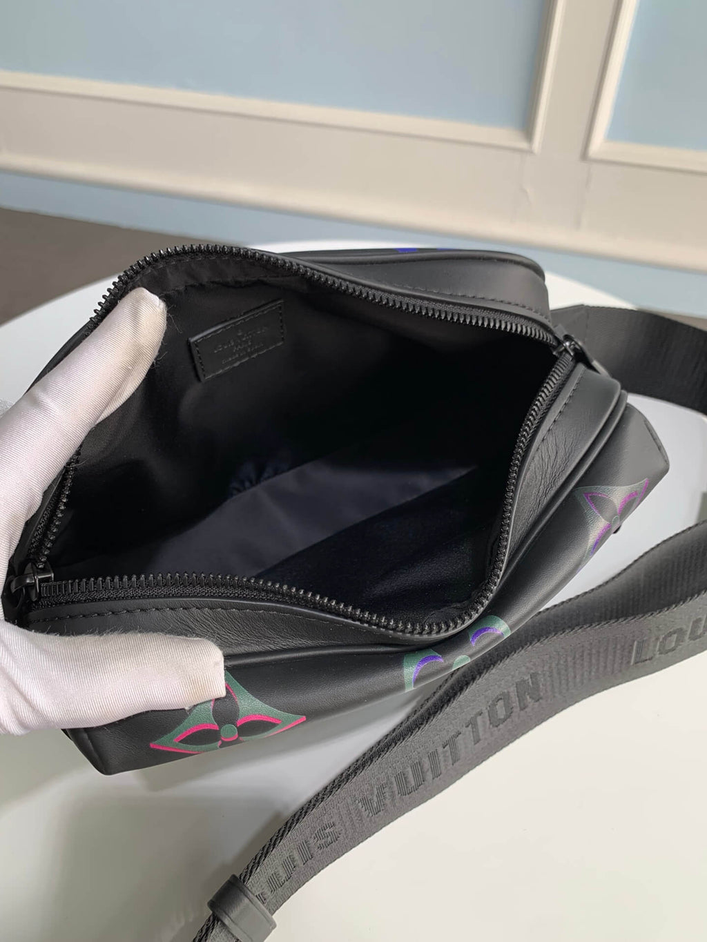 M22495 Comet Messenger PM 25cm Black Borealis Monogram