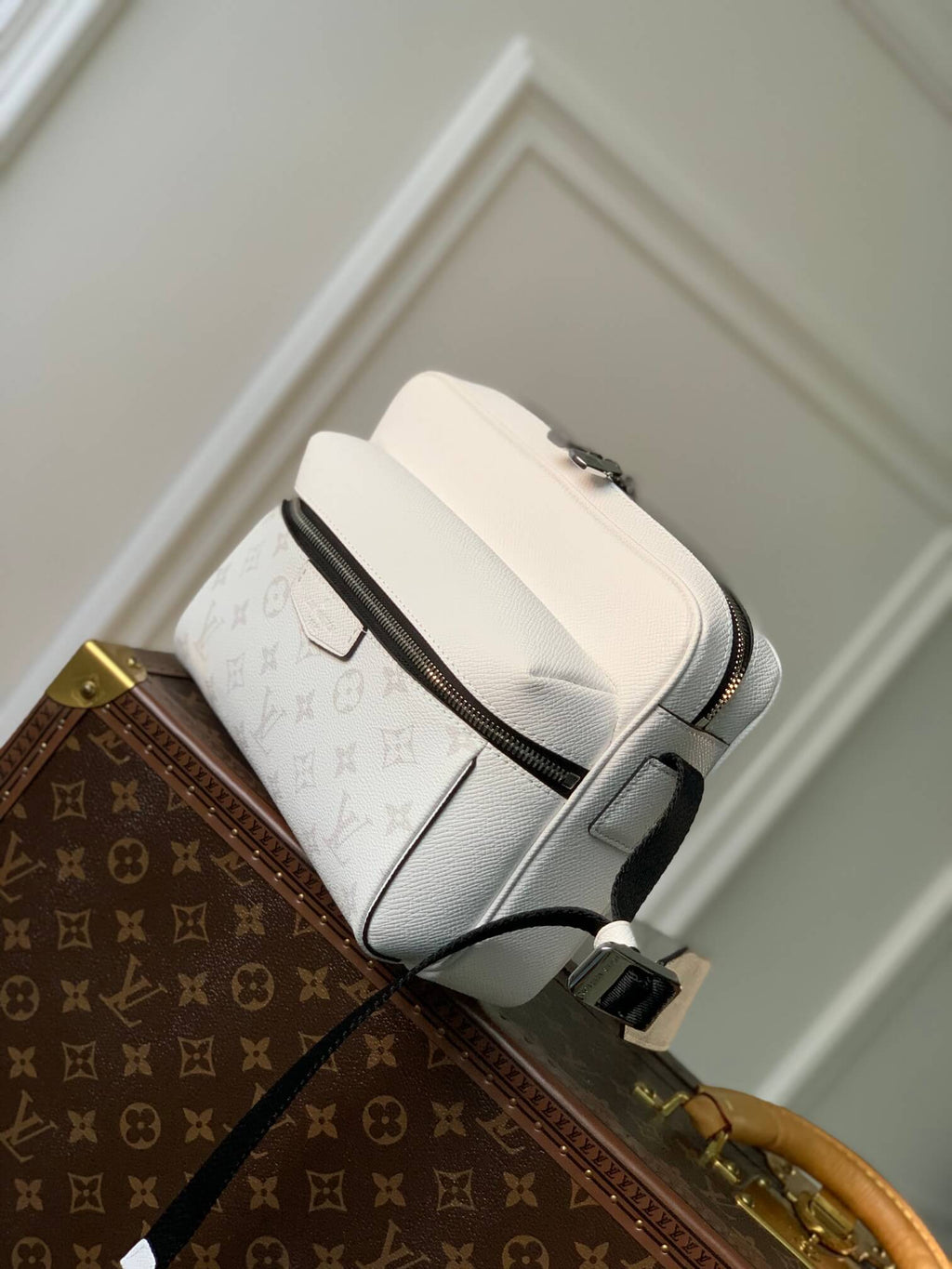 M30873 Outdoor Messenger 26cm Monogram Off white