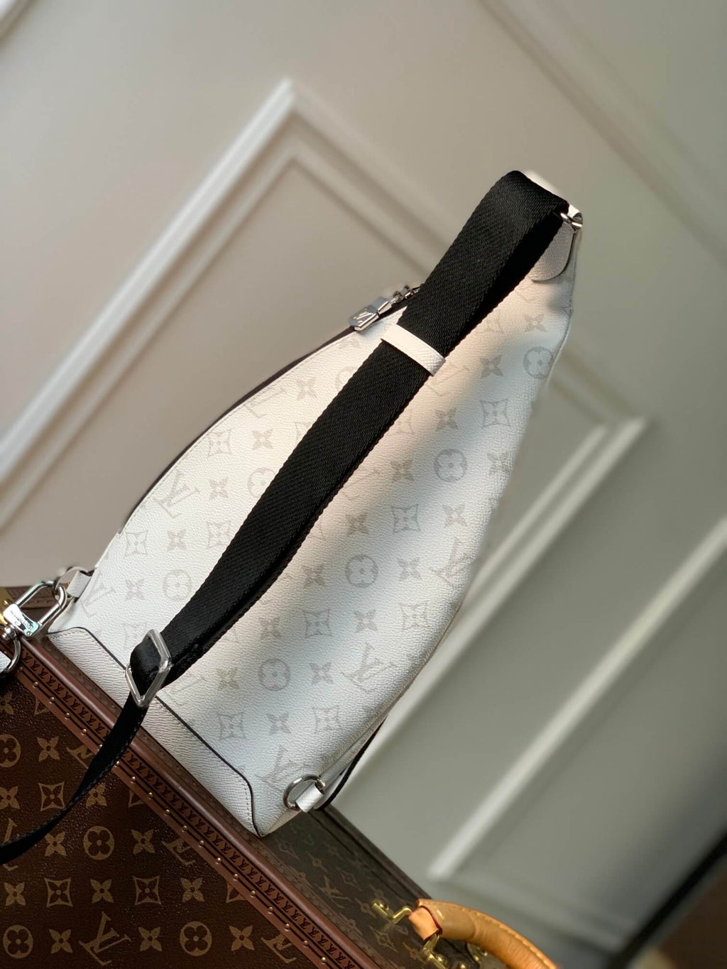 M30936 Duo Sling Bag 20cm white Monogram bumbag