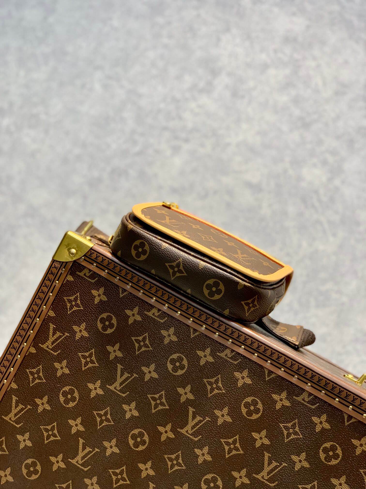 M40108 Sac Plat PM 18CM monogram yellow