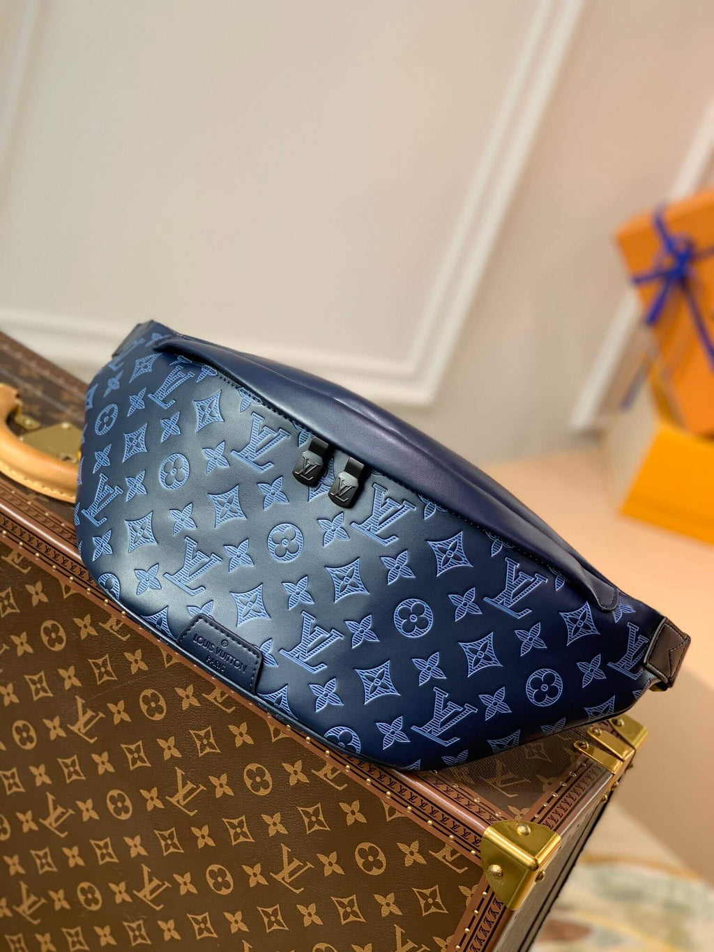M45729 DISCOVERY BUMBAG PM Monogram Shadow 44cm blue