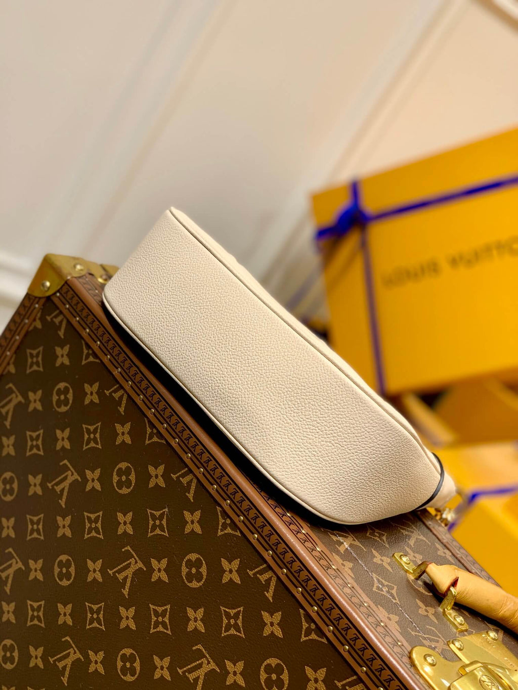 M46099 Bagatelle Monogram Empreinte milk white 22cm