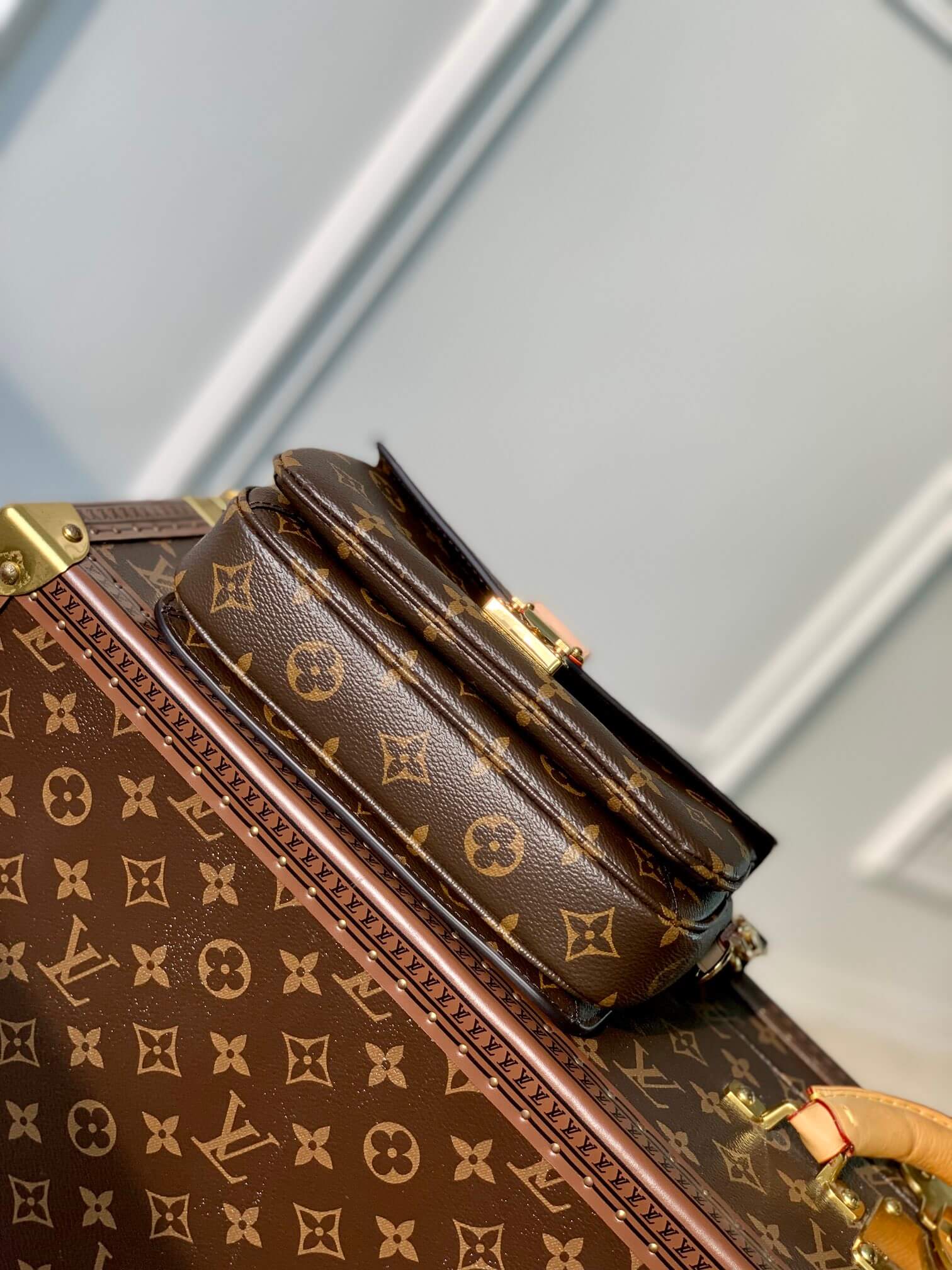 M46279 messenger bag East West Métis monogram 21.5cm brown