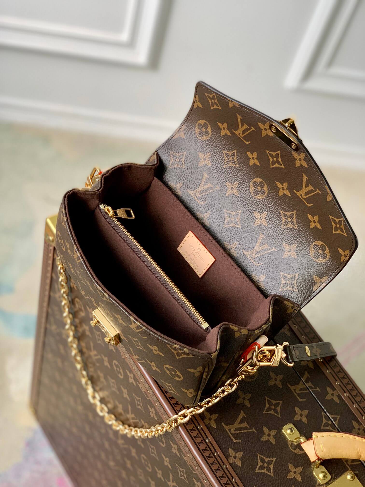 M46279 messenger bag East West Métis monogram 21.5cm brown