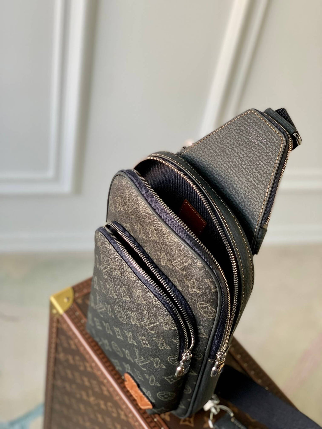 M46344 AVENUE SLING BAG MM Damier Graphite 20cm black