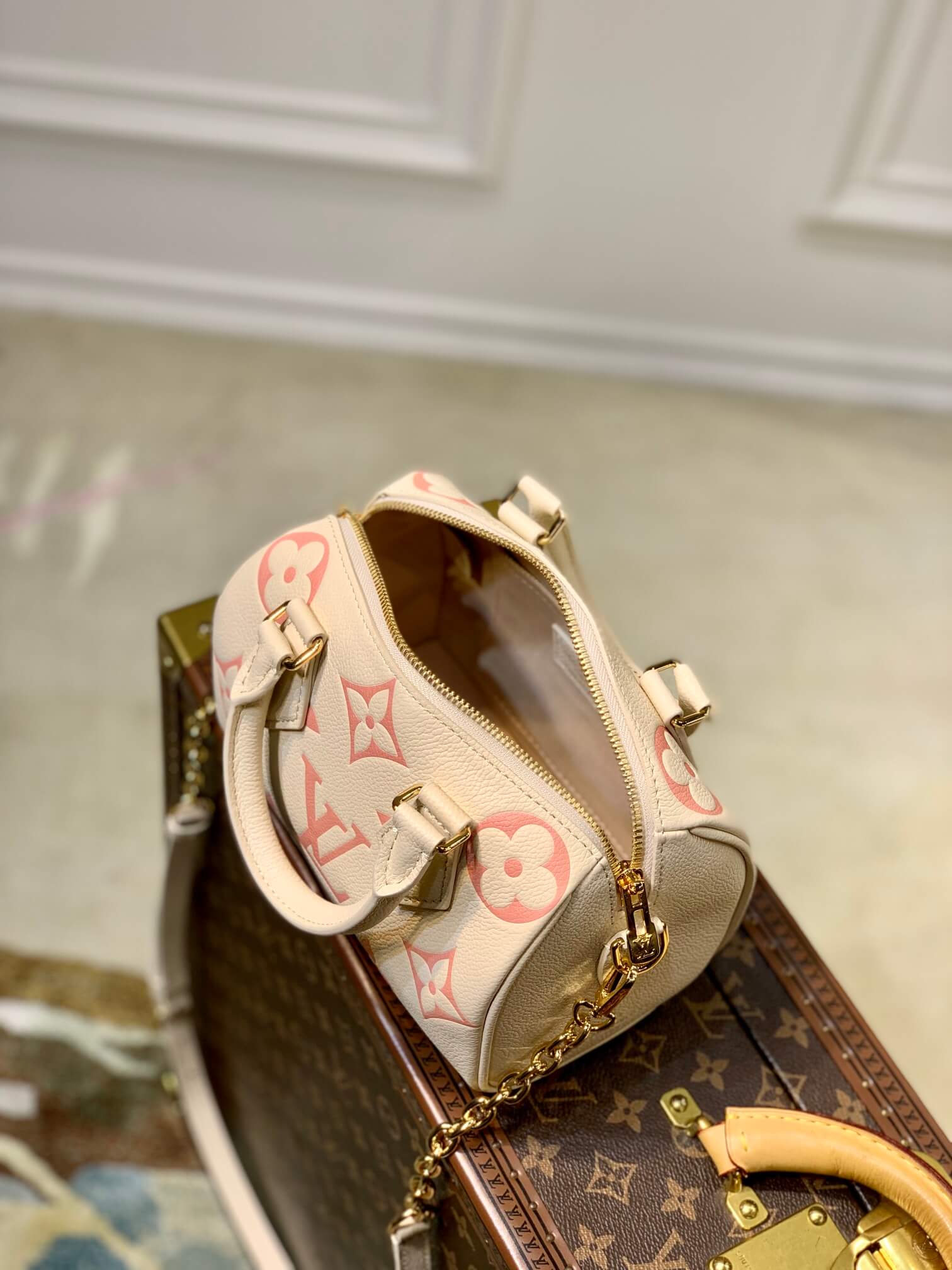 M46397 Speedy Bandoulière 20 Monogram Empreinte apricot