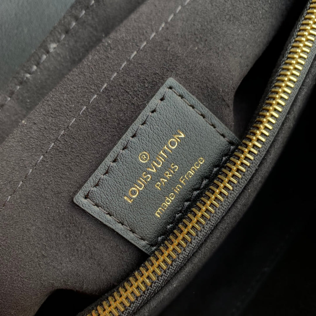 M53937 Hold Me Handbag black 23cm New Wave