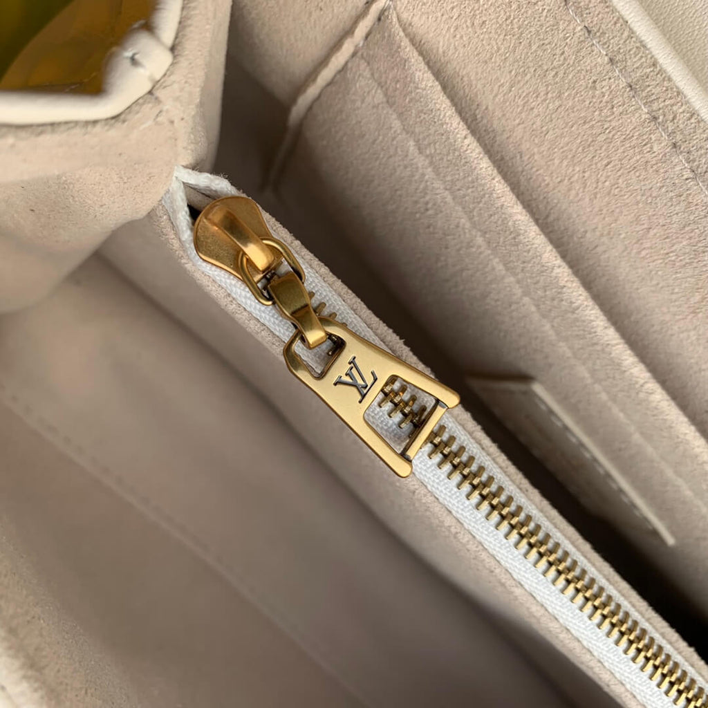 M53937 Hold Me Handbag dirty white 23cm New Wave