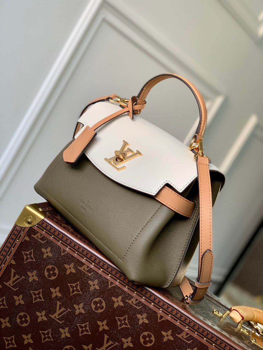 M53937 Lockme Ever BB Handbag green 28cm Material of calf leather