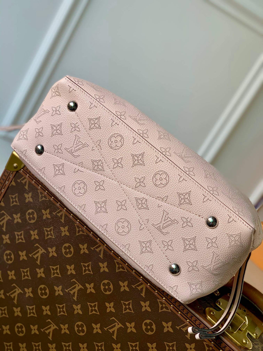 M59200 BELLA TOTE monogram 32cm black Soft perforated cowhide