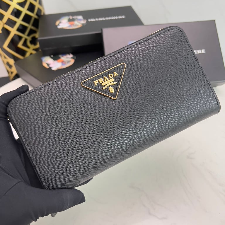 PR LARGE SAFFIANO TRIANGLE ZIP AROUND LONG WALLET BLACK 19CM 1ML506 QHH F0002