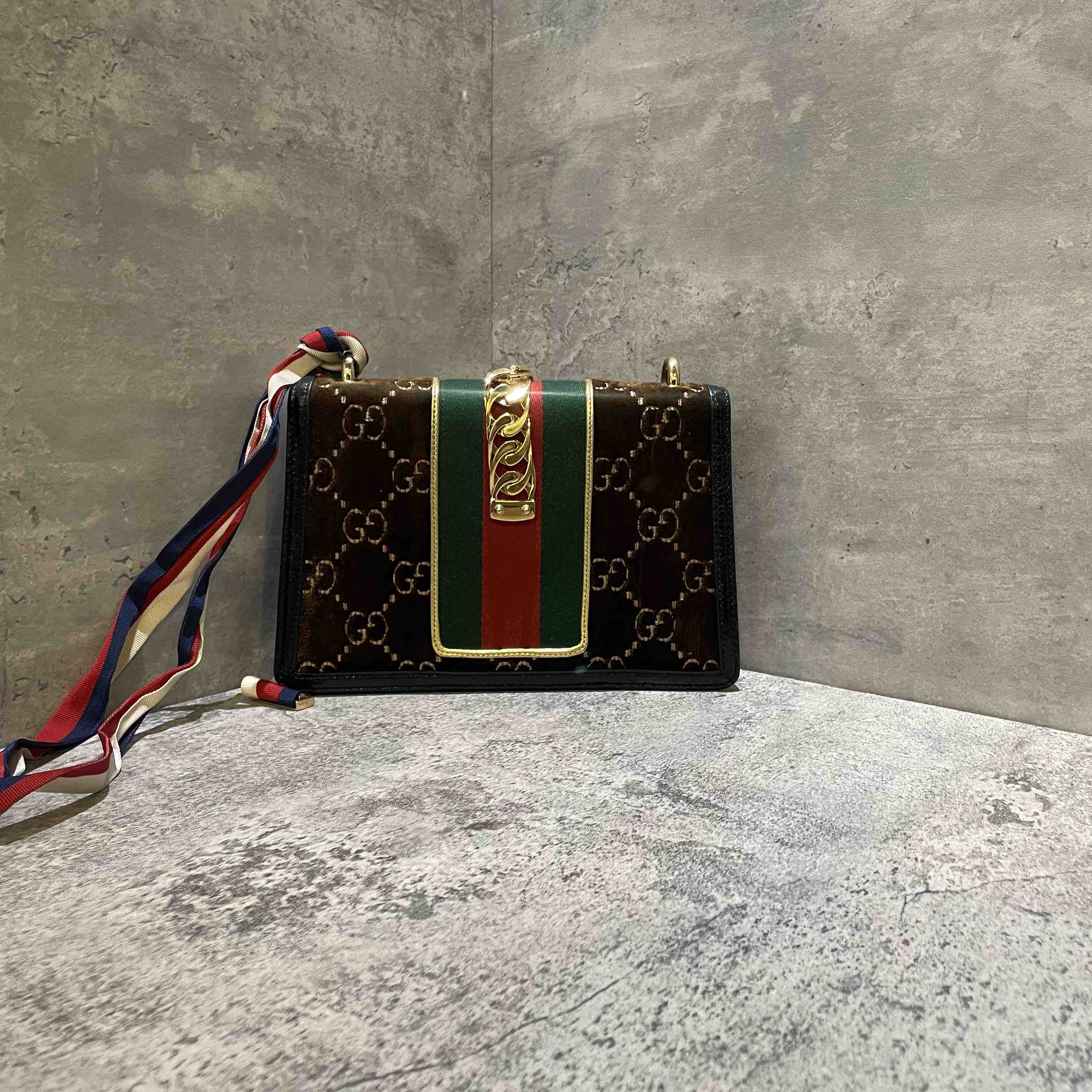 Gucci SyLouis Vuittonie Brown VeLouis Vuittonet Monogram Shoulder Bag Medium