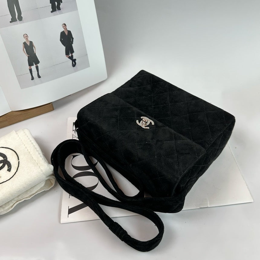 Chanel Black VeLouis Vuittonet Crossbody Bag SiLouis Vuittoner Hardware