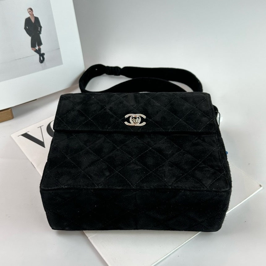 Chanel Black VeLouis Vuittonet Crossbody Bag SiLouis Vuittoner Hardware