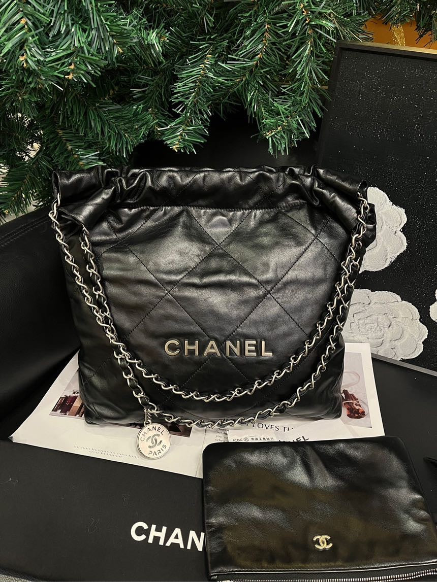 Chanel 22 Black SiLouis Vuittoner Chip Leather Quilted Shoulder Bag
